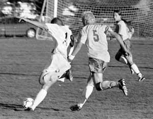 Men’s soccer comes up short on muddy field against WSU