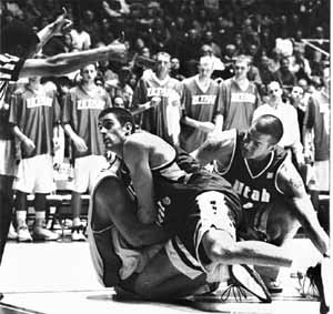 Basketball comes off with big win against the U