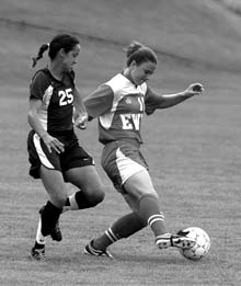 Women’s soccer team splits weekend road trip