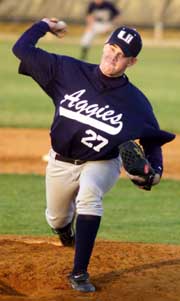 Baseball keeps win streak alive