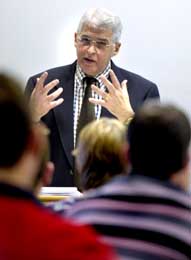 Speaker connects Iraq war, Soviet Union, Sept. 11