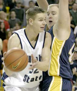 Aggie hoopsters blow out Division II Skyhawks
