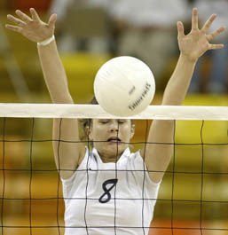 Volleyball team wins in 5