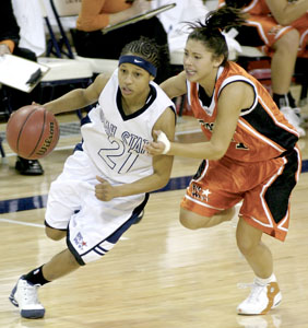 Women hoopsters win in overtime