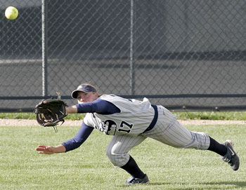 Softball team drops 1 to Cal State Fullerton