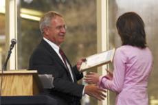 Albrecht presents diversity awards