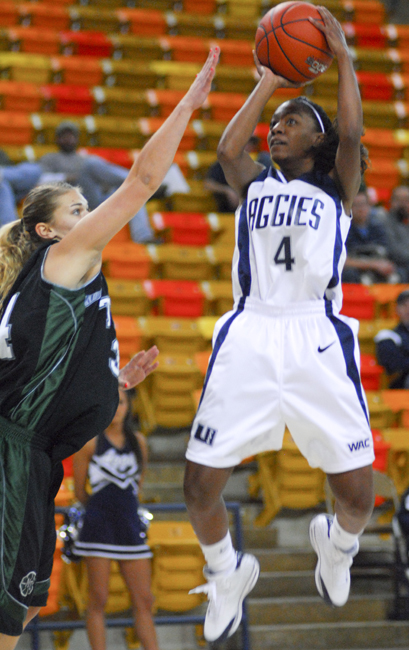 Women’s basketball: USU rolls in home opener