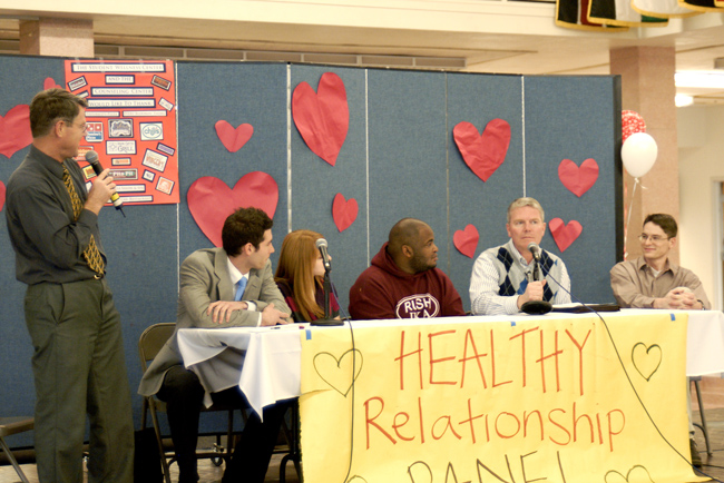 Panel discusses relationship woes