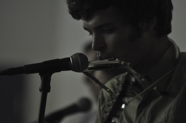 Guitar club makes like Bob Dylan