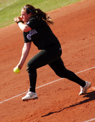 Softball squad sweeps doubleheader at home