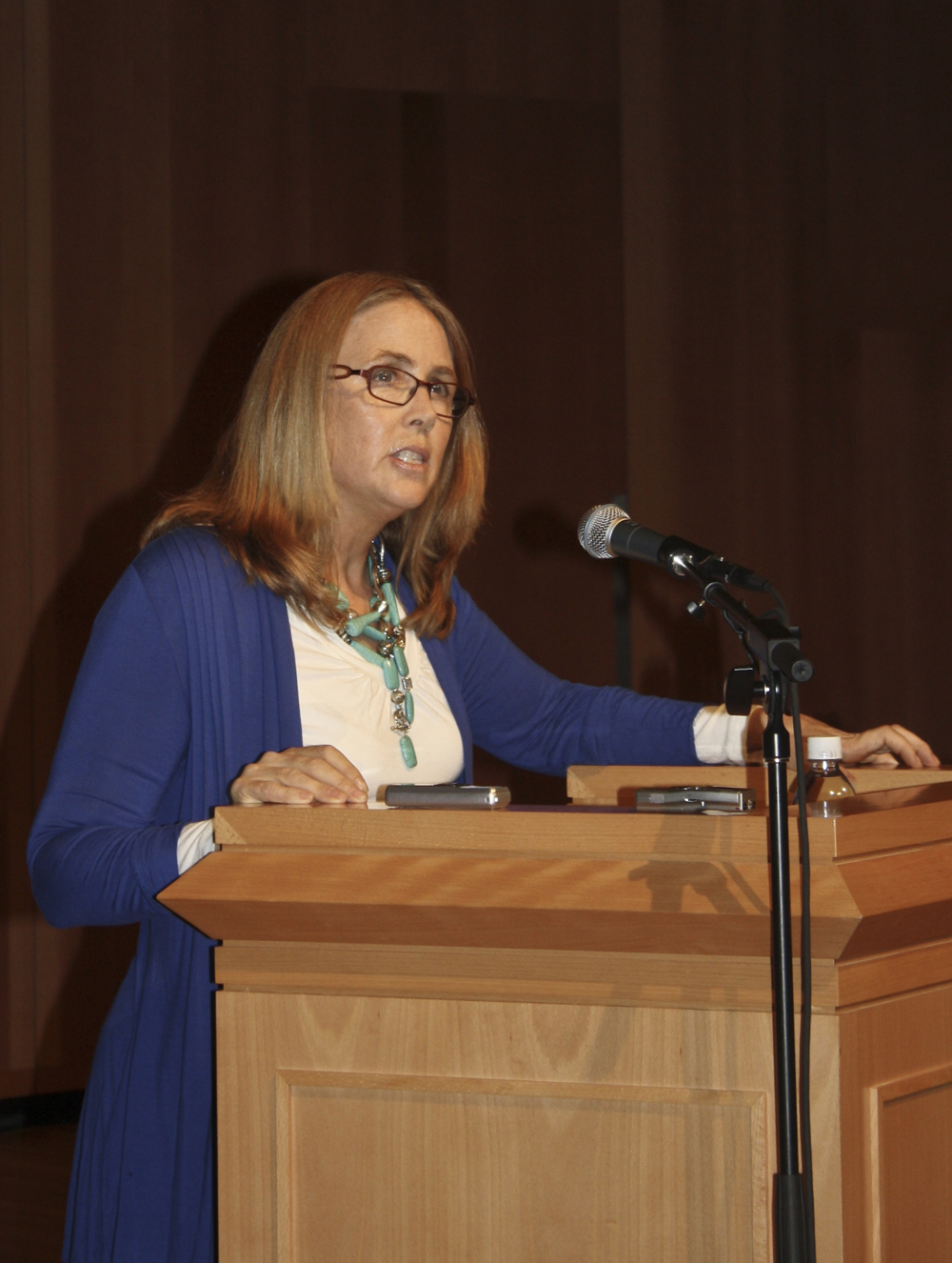 Reporter addresses issue of skewed web content