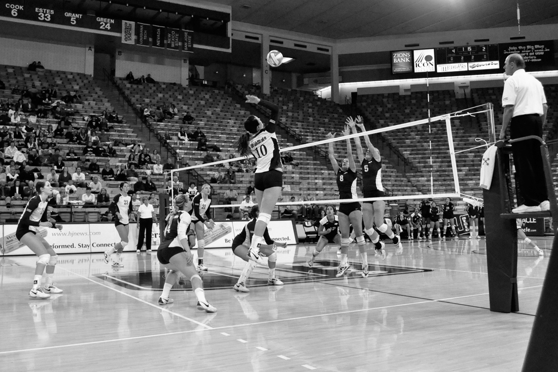 Volleyball dominates Wolf Pack in three sets on senior night