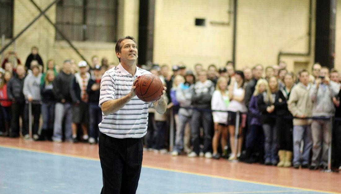 Hornacek pumps up USU students as team preapres for Boise State
