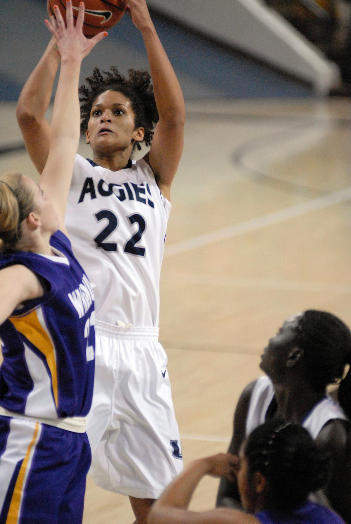 Women’s basketball splits road trip