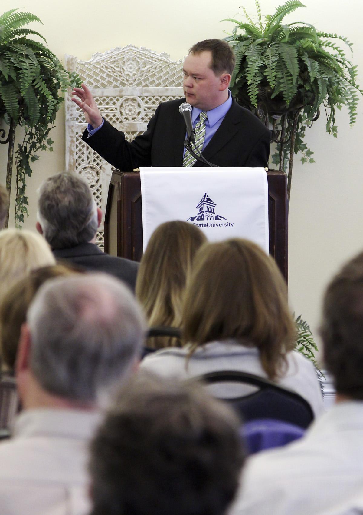 Alumnus speaks about social media
