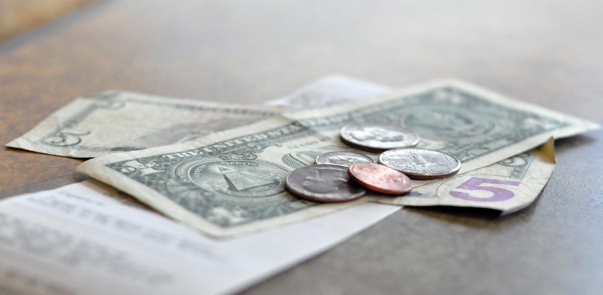 Students debate tipping customs