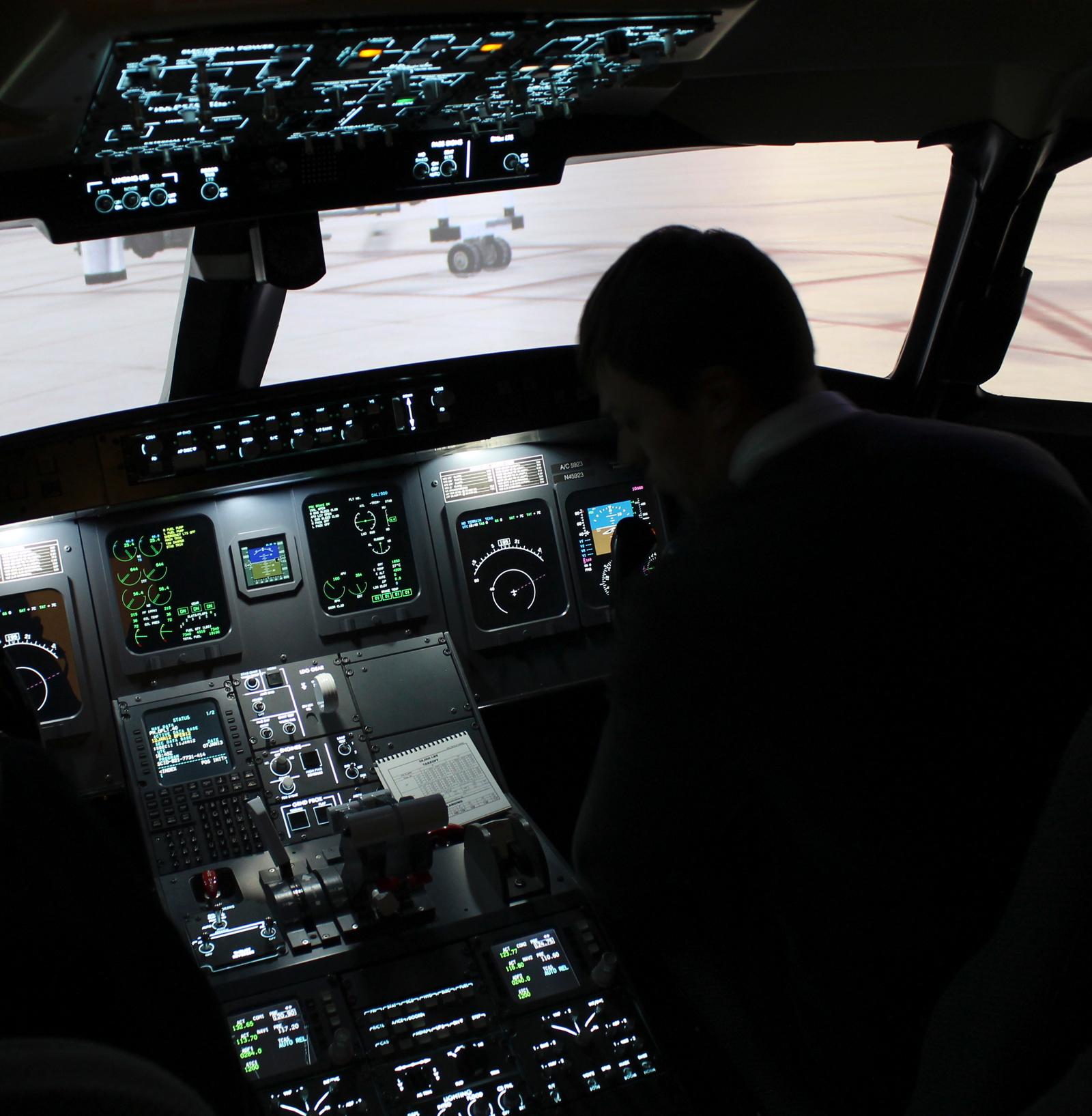 USU student pilots receive new CRJ700 flight simulator