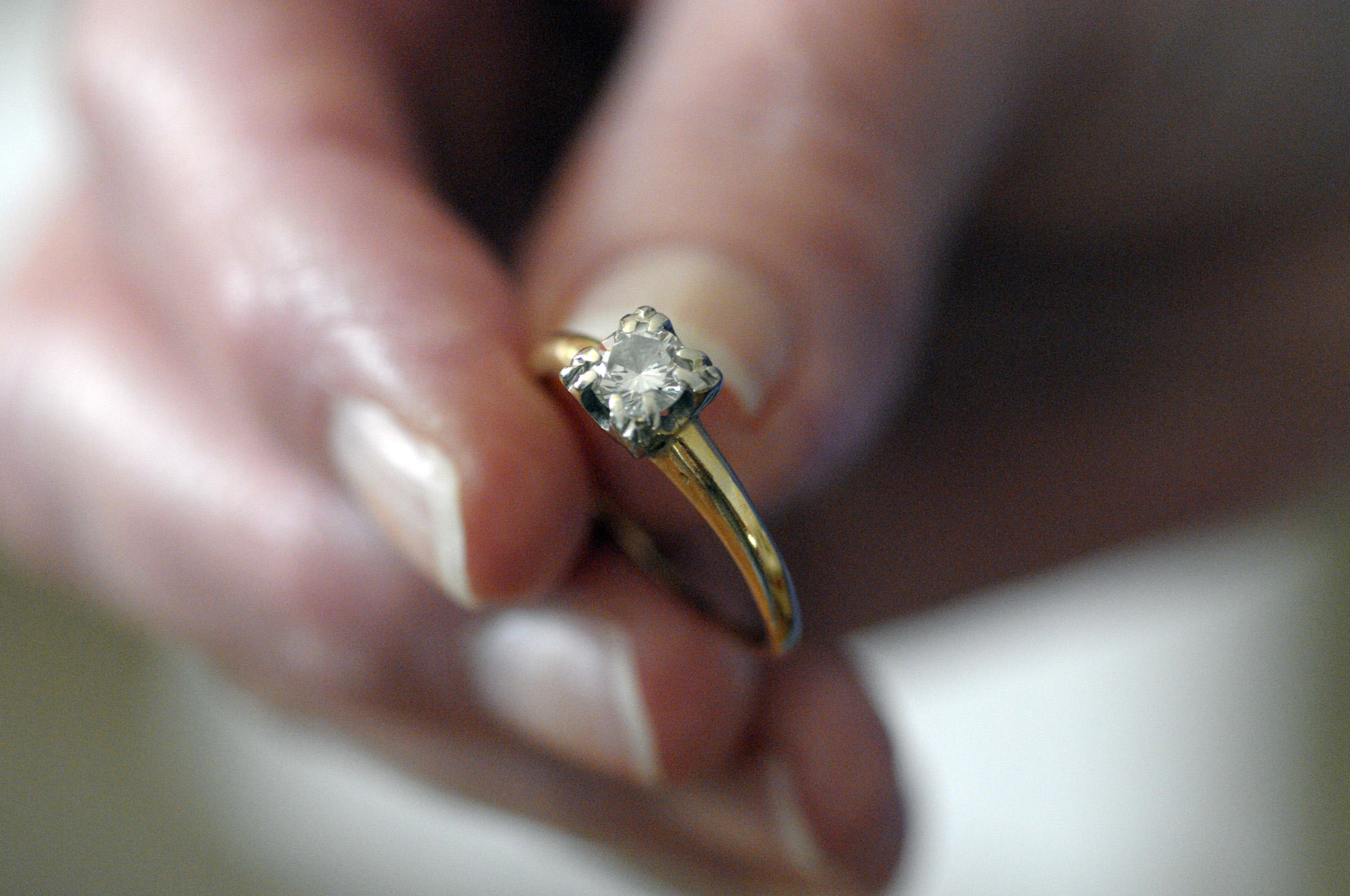 Можно увеличить кольцо золотое. Ремонт ювелирных изделий увеличение размера кольца. Ремонт ювелирных изделий фото до и после. Как расширить кольцо в домашних условиях.