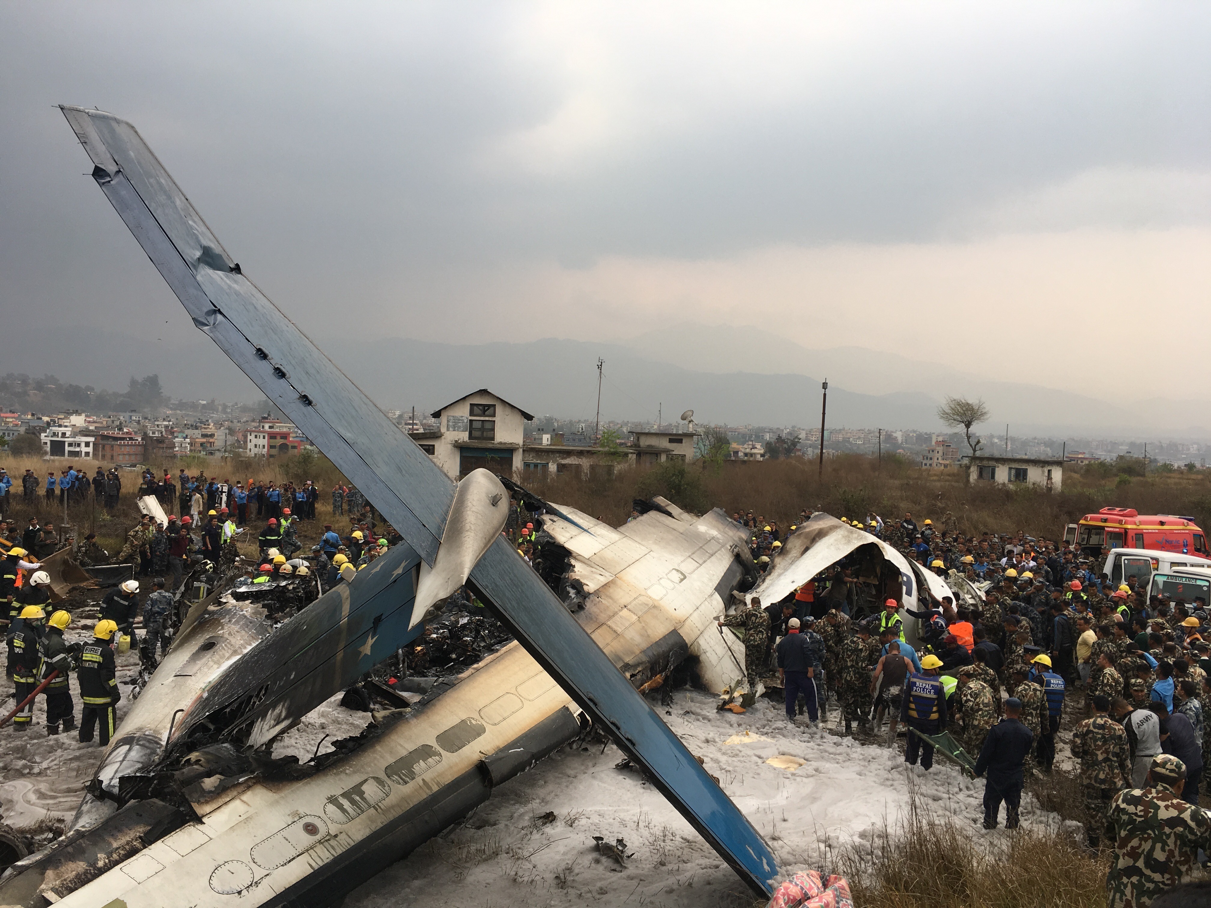 Пассажир разбившегося самолета. Катастрофа DHC-8 В Непале. Покхара авиакатастрофа. Катастрофа a320 в Абсайме.