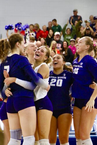 Volleyball Maintains 10-0 Streak with Win Over UNLV